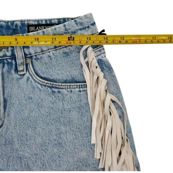 Blanknyc The Barrow Distressed Light Wash Denim Fringe Shorts Size 24, NWT. - Picture 5 of 6